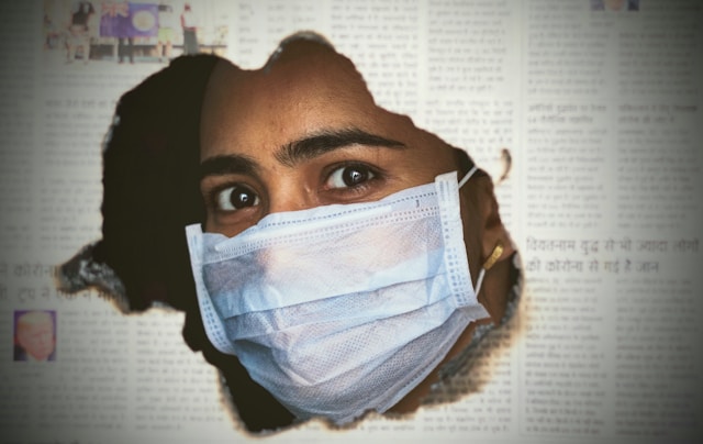 Persona recibiendo apoyo de una asociación de salud financiada a través de Coral. Imagen de Unsplash.